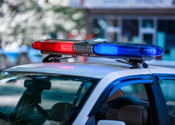 Policija masiškai tikrina pranešimus dėl galimai užminuotų švietimo įstaigų