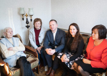 100-ojo gimtadienio proga Marijampolės savivaldybės meras Povilas Isoda sveikino marijampolietę Emiliją Žaliauskaitę