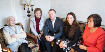 100-ojo gimtadienio proga Marijampolės savivaldybės meras Povilas Isoda sveikino marijampolietę Emiliją Žaliauskaitę