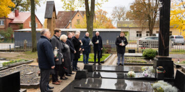 Prisiminti išėjusieji Anapilin: aplankyti Marijampolei nusipelniusių žmonių kapai