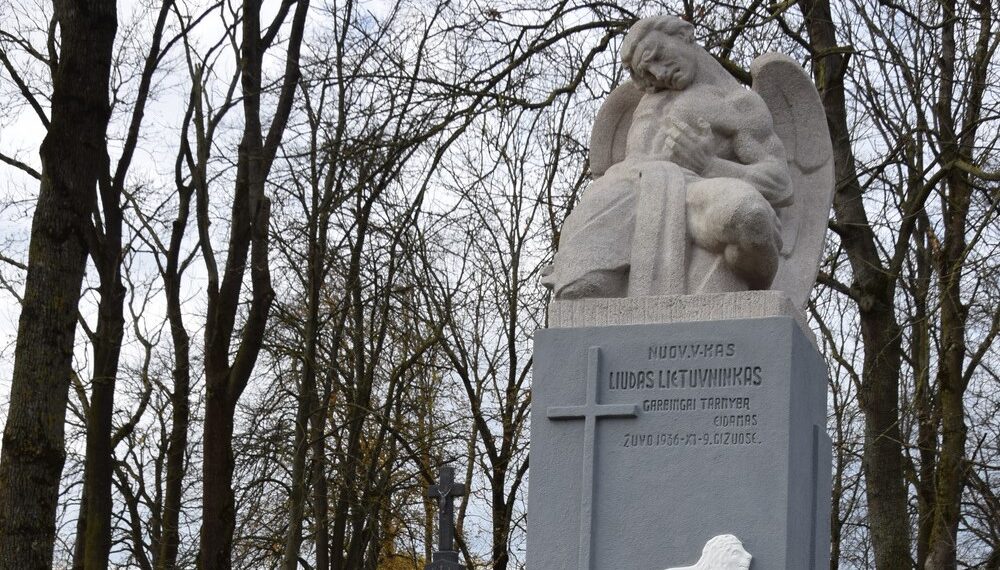 Baigti Liudo Lietuvninko antkapinio paminklo restauravimo darbai