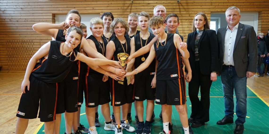 Įsibėgėja Lietuvos mokyklų sporto žaidynės - paaiškėjo moksleivių kvadrato varžybų savivaldybės turo nugalėtojai
