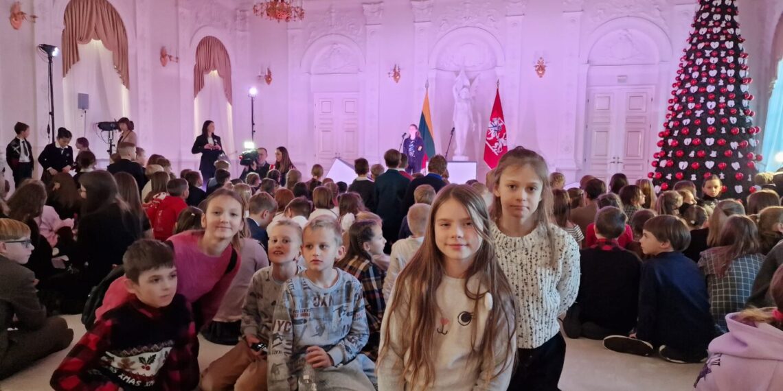 Kalėdinės eglės įžiebime Prezidentūroje - vaikai iš Vilkaviškio