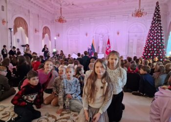 Kalėdinės eglės įžiebime Prezidentūroje - vaikai iš Vilkaviškio