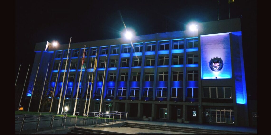 Marijampolės savivaldybės pastatas nušvito mėlyna šviesa
