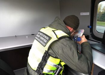 Praradęs vairuotojo pažymėjimą gimtinėje, latvis nusipirko britišką klastotę