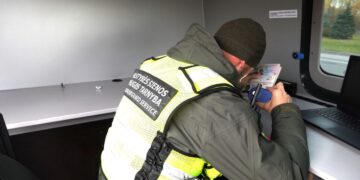 Praradęs vairuotojo pažymėjimą gimtinėje, latvis nusipirko britišką klastotę