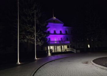 Šakių savivaldybės pastatas nušvito purpurine spalva