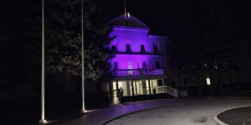 Šakių savivaldybės pastatas nušvito purpurine spalva