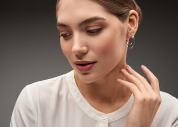 Švenčiame stilingai: sidabriniai auskarai kalėdiniame įvaizdyje