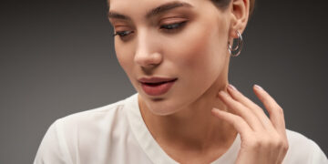 Švenčiame stilingai: sidabriniai auskarai kalėdiniame įvaizdyje