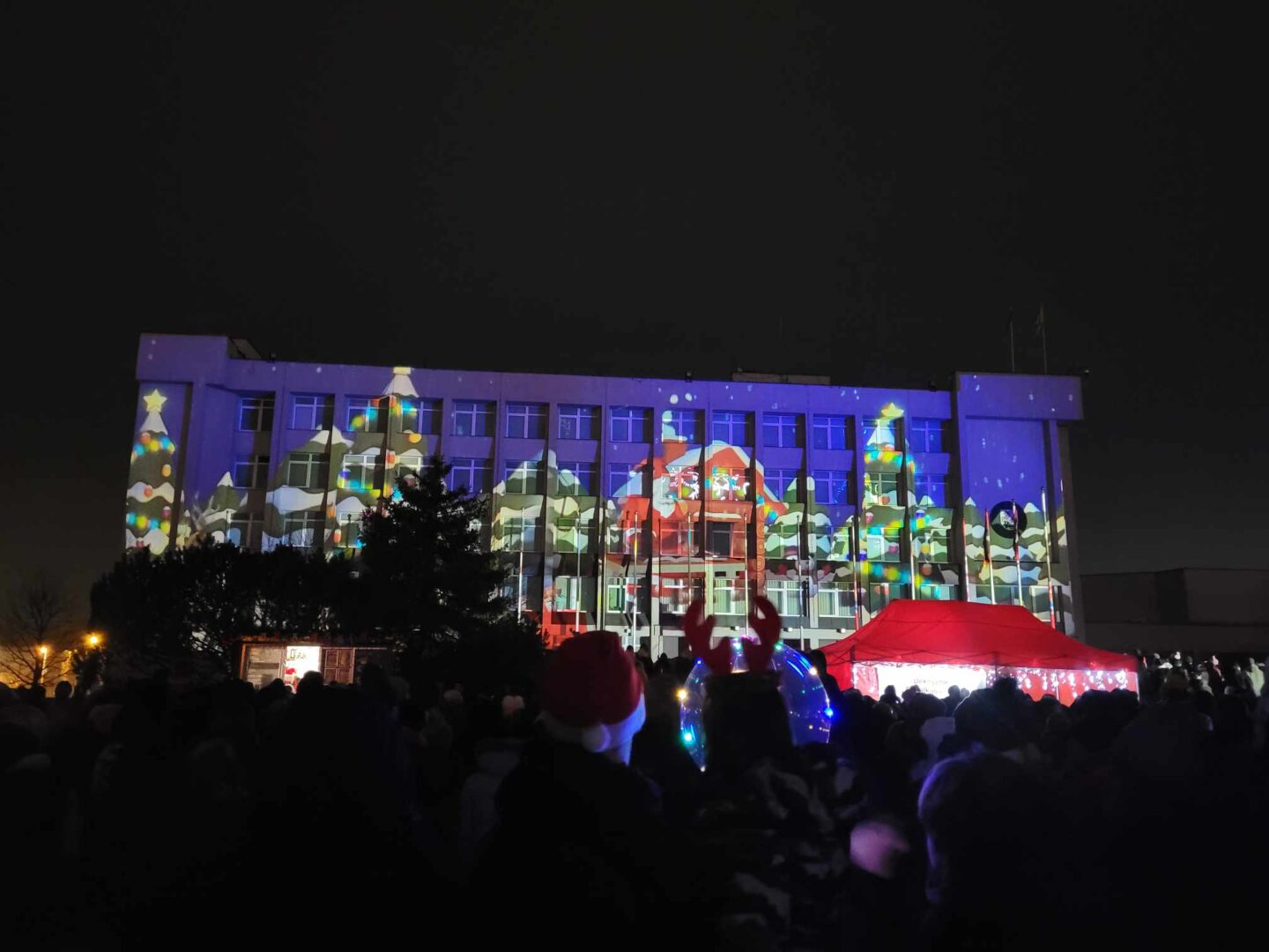 Trimatė Kalėdų pasaka nušvietė Marijampolės savivaldybės pastatą