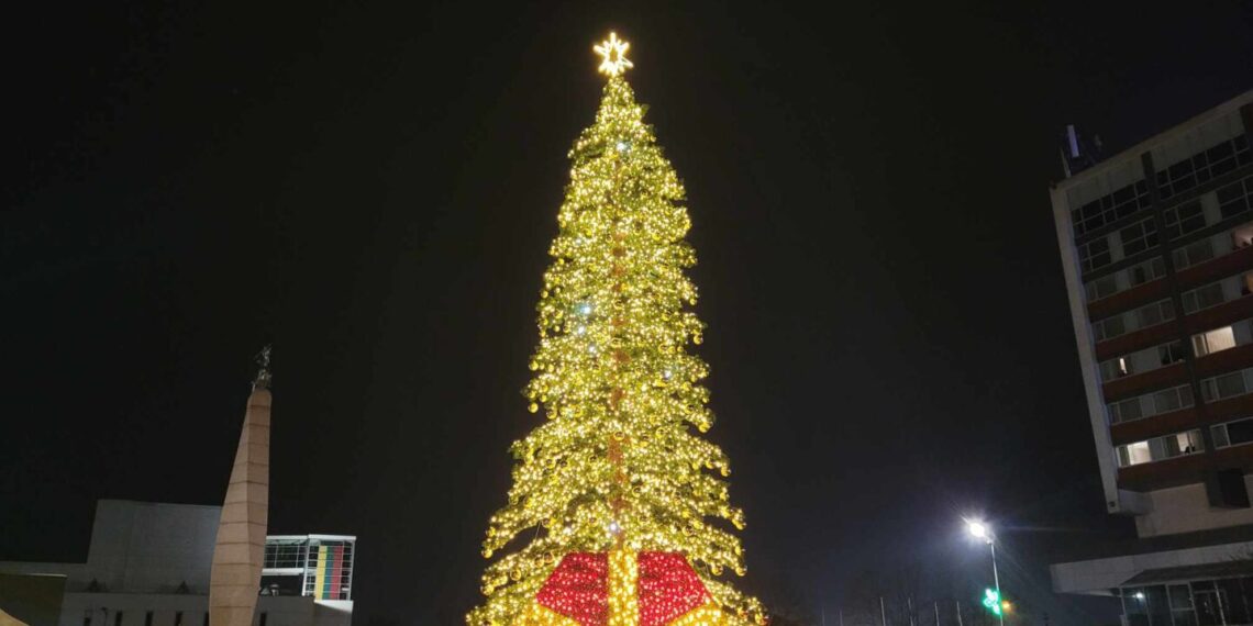 Marijampolėje nušvito pagrindinė miesto Kalėdų eglė