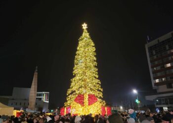 Marijampolėje nušvito pagrindinė miesto Kalėdų eglė