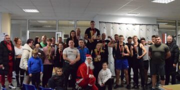 Kazlų Rūdos sporto centre buvo organizuotos jėgos trikovės Kalėdinės varžybos