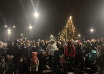 Pilviškiuose įžiebta Kalėdų eglė