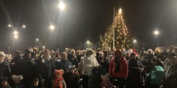 Pilviškiuose įžiebta Kalėdų eglė