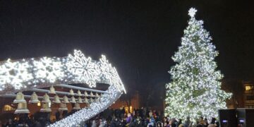 Šakiuose įžiebta miesto Kalėdų eglė