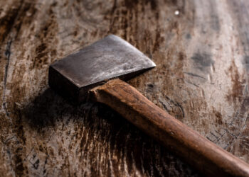 Išgertuvių metu marijampolietis sužalotas kirviu