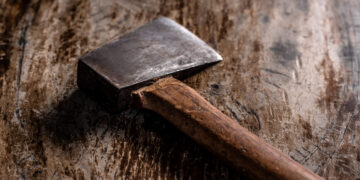 Išgertuvių metu marijampolietis sužalotas kirviu