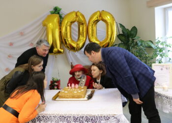 Kalvarijos socialinės globos namuose - šimtametės sveikinimas