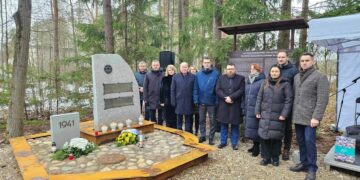 Atidengtas paminklas holokausto aukoms atminti