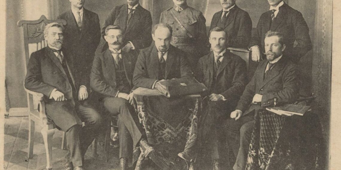 Eliziejus Draugelis vidaus reikalų ministro poste iš dešinės pirmas sėdi