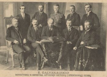 Eliziejus Draugelis vidaus reikalų ministro poste iš dešinės pirmas sėdi