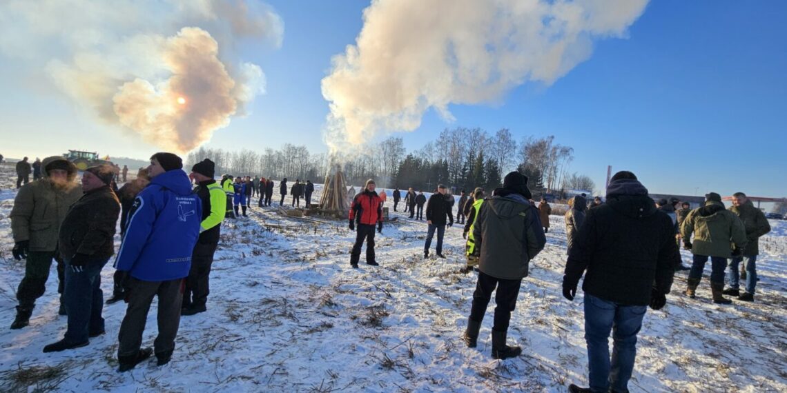 Šakių rajone iki pat vakaro degė ūkininkų protesto laužai