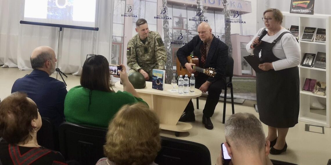 Šakių viešojoje bibliotekoje vyko susitikimas su Lietuvos kariuomenės kariu, viršila Ernestu Kuckailiu