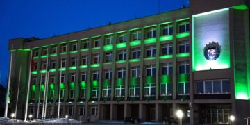 Savivaldybės languose sužibo atminties ir vienybės liepsnelės