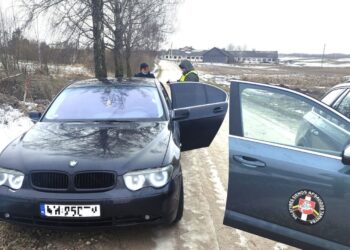 Užtamsinti BMW stiklai pakistaniečiams nepadėjo prasprūsti pro VSAT pareigūnus