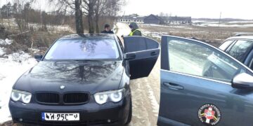 Užtamsinti BMW stiklai pakistaniečiams nepadėjo prasprūsti pro VSAT pareigūnus