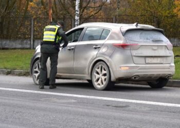 Teisę vairuoti praradusio esto automobilyje – dėžutė su kvaišalais