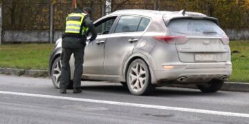 Teisę vairuoti praradusio esto automobilyje – dėžutė su kvaišalais