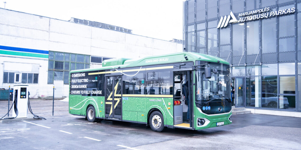 UAB „Marijampolės autobusų parkas“ darbuotojai ir miesto gyventojai turi galimybę išbandyti naują, elektra varomą autobusą