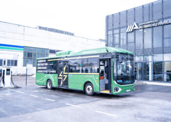 UAB „Marijampolės autobusų parkas“ darbuotojai ir miesto gyventojai turi galimybę išbandyti naują, elektra varomą autobusą