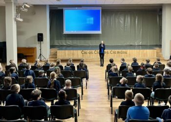 Šakių viešosios bibliotekos specialistės aplankė mažuosius moksleivius