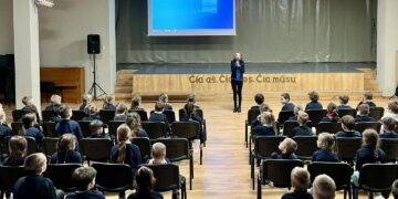 Šakių viešosios bibliotekos specialistės aplankė mažuosius moksleivius