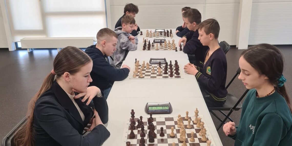 Mokyklų žaidynių šachmatų varžybose nugalėtoja tapo „Ąžuolo“ progimnazijos komanda