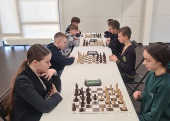 Mokyklų žaidynių šachmatų varžybose nugalėtoja tapo „Ąžuolo“ progimnazijos komanda