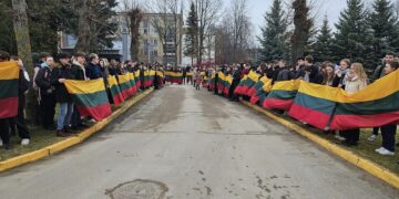 Nepriklausomybės simbolis iškeltas prie Šakių vandentiekio bokšto