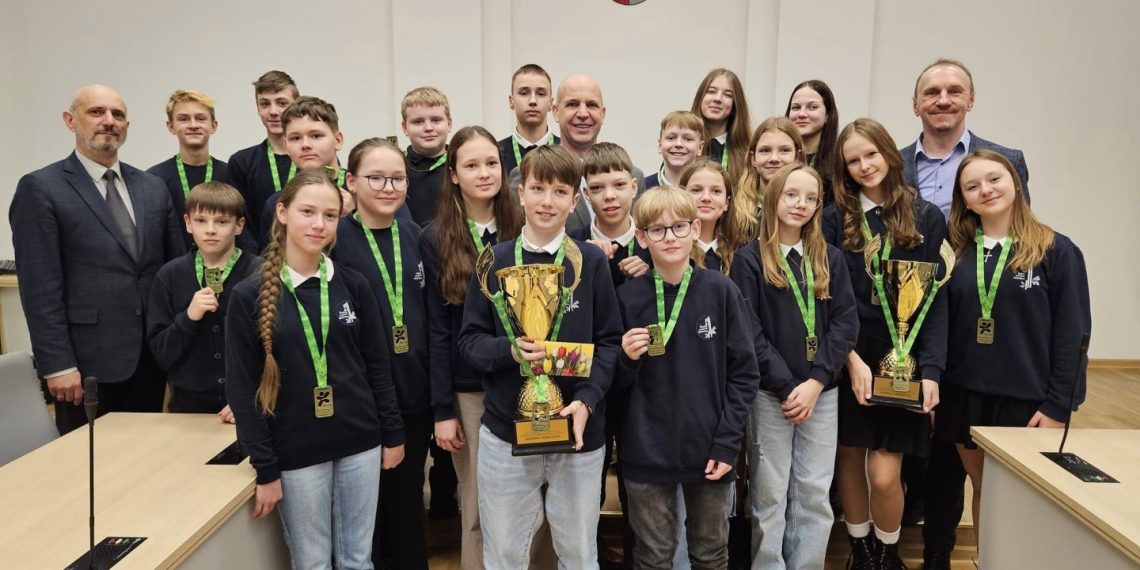 Pasveikinti Lietuvos mokyklų žaidynių kvadrato varžybų nugalėtojai - Šakių „Varpo“ mokyklos moksleiviai