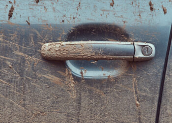 Neblaivaus vyro vairuojamas automobilis kelionę baigė tvenkinyje