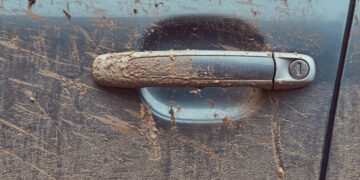 Neblaivaus vyro vairuojamas automobilis kelionę baigė tvenkinyje