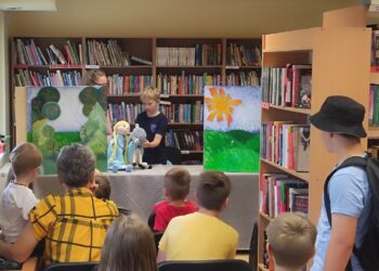 Bibliotekos „Nykštuko Brazduko“ teatro aktoriai Višakio Rūdos bibliotekoje vaidina spektaklį pagal Jurgio Dovydaičio užrašytą lietuvių liaudies pasaką „Našlaitė Elenytė ir Joniukas-aviniukas