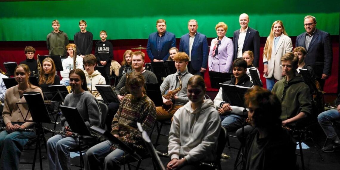 Su apdovanojimu pasveikintas Vilkaviškio jaunimo pučiamųjų instrumentų orkestras