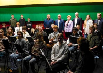 Su apdovanojimu pasveikintas Vilkaviškio jaunimo pučiamųjų instrumentų orkestras