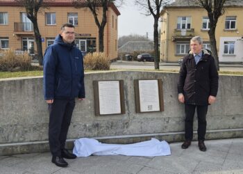 Atidengta atminimo lenta, skirta Šakių rajono žydų gelbėtojams ir pasaulio tautų teisuoliams atminti