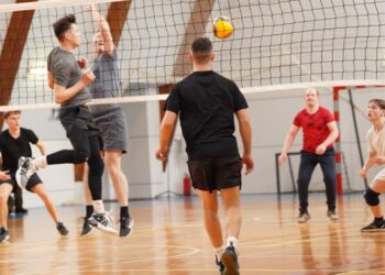 Įsibėgėjančiose tinklinio pirmenybėse į aukščiausią turnyrinės lentelės aukštą užkopė „JMB“ tinklininkai